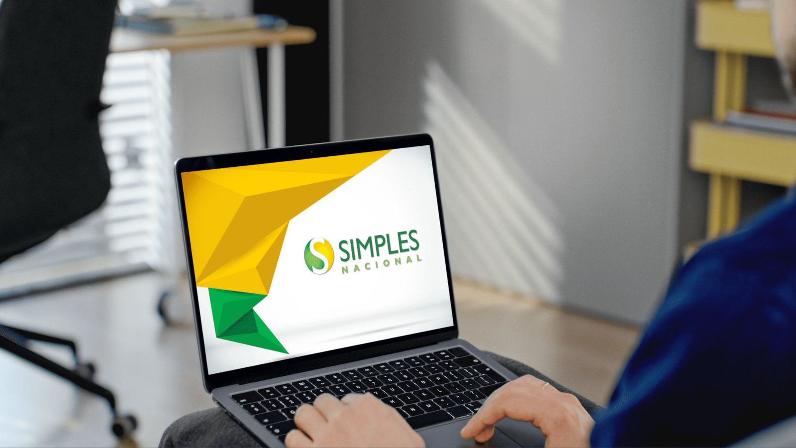 Empresário usando um notebook com a página do Simples Nacional aberta na tela